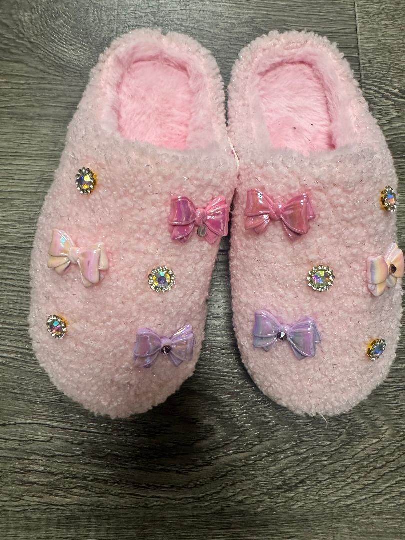 JEWELS & BOW CHARM FUZZY SLIPPERS (PREORDER)